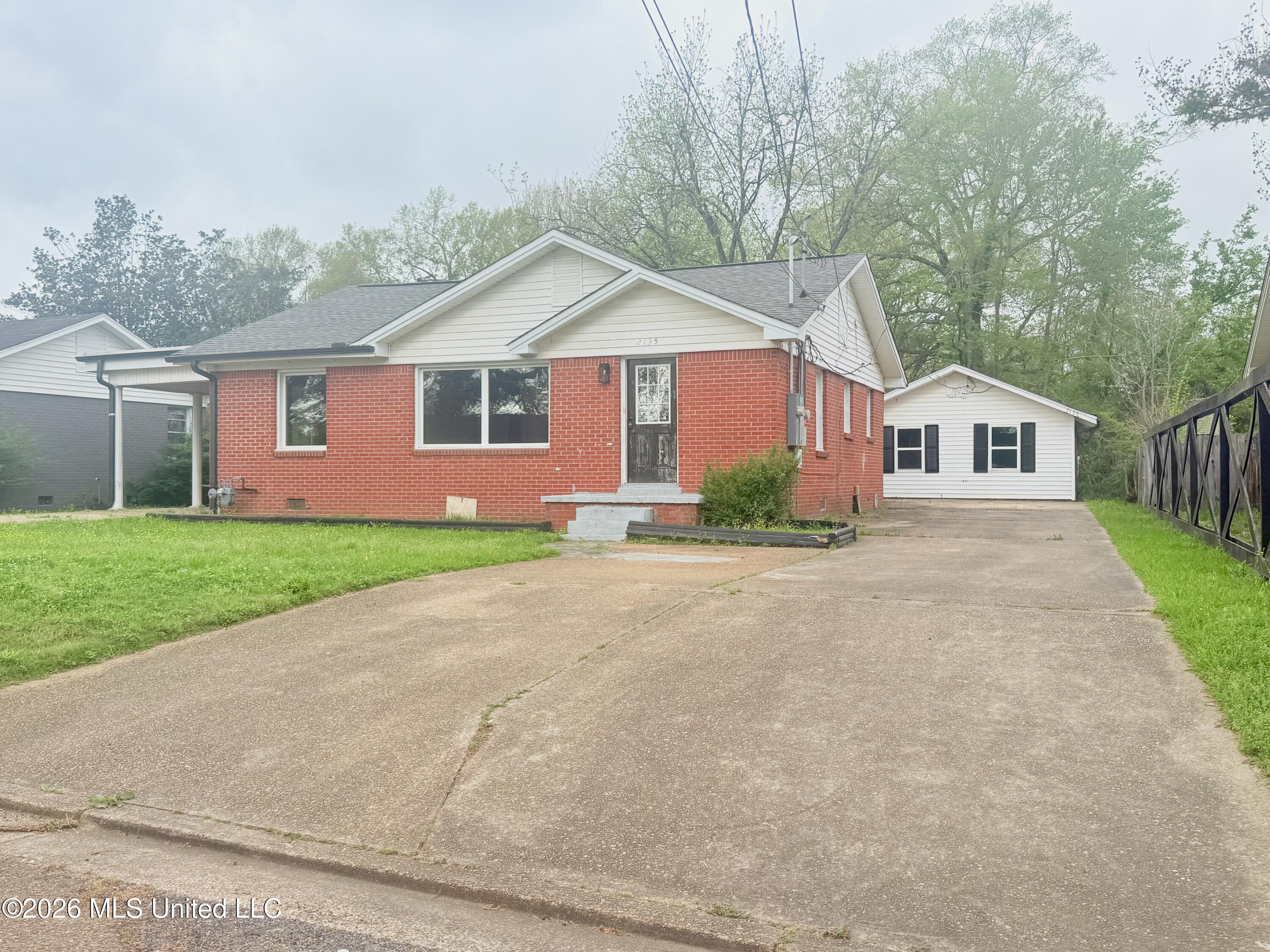 2135 Long Street Grenada, MS 38901 - Photo 2 of 26 IMG_7271