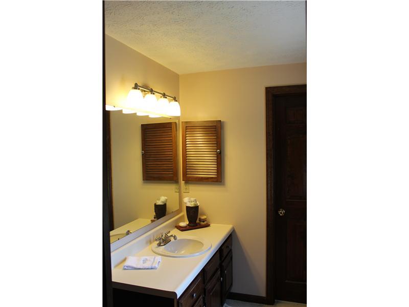 165 Ridgeview Drive Wexford, PA 15090 - Photo 16 of 25 Master Bath/Spa. En-suite bath in good condition and walk in glass enclosed shower.