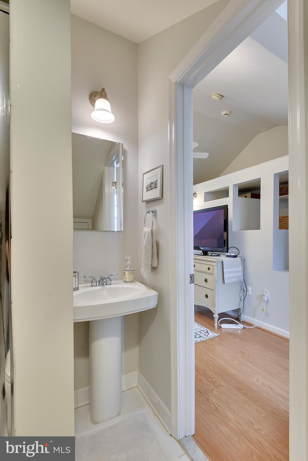 320 Commerce Street Alexandria, VA 22314 - Photo 25 of 30 Upper Level Bath