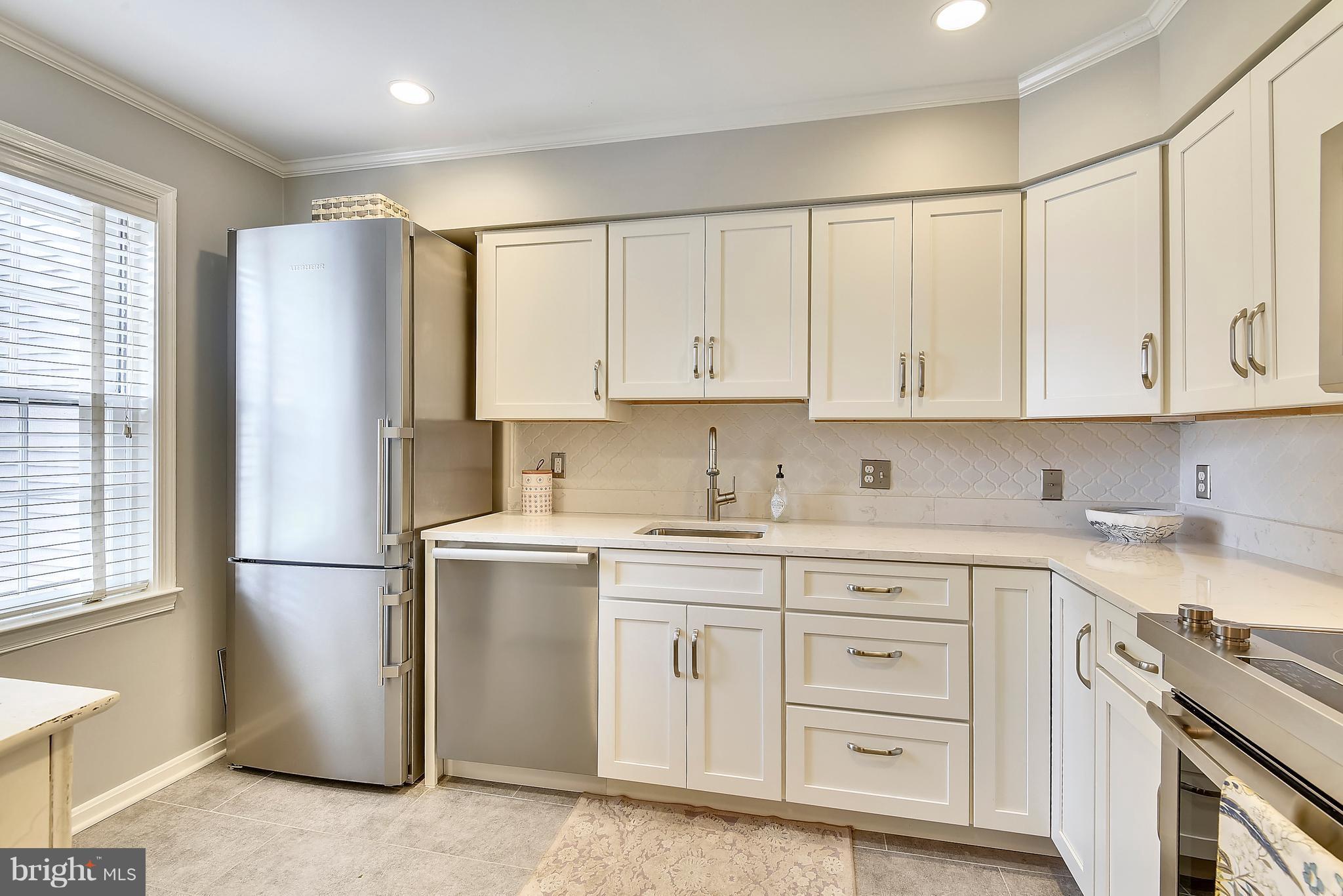 320 Commerce Street Alexandria, VA 22314 - Photo 4 of 30 Sunlight Kitchen