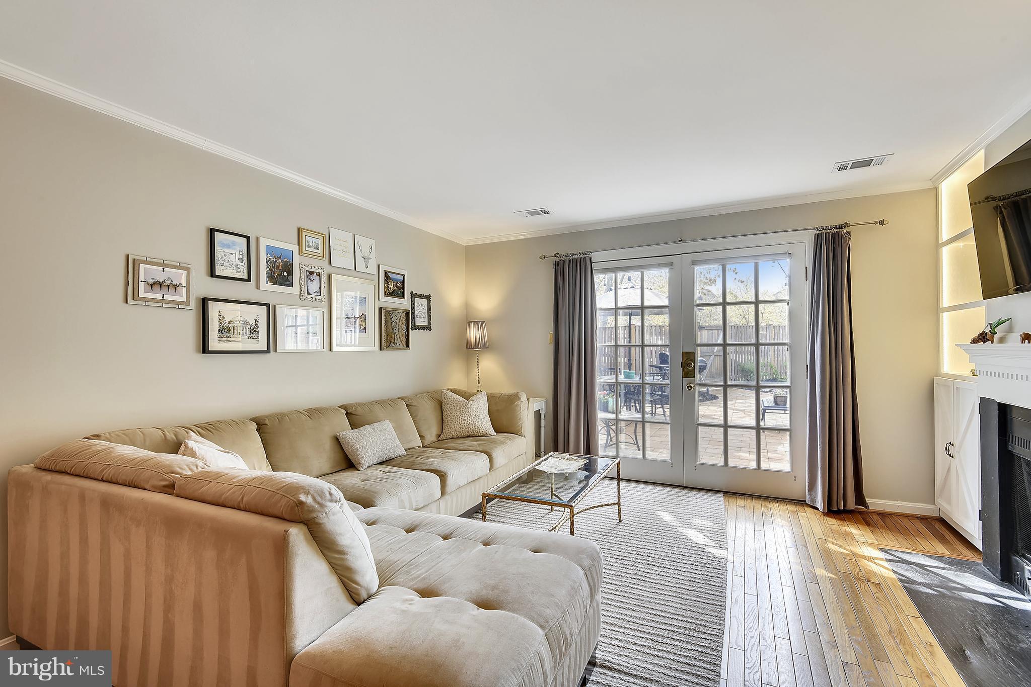 320 Commerce Street Alexandria, VA 22314 - Photo 10 of 30 Living Room
