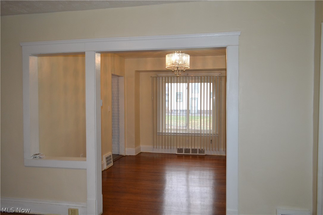 923 Nela View Road Cleveland Heights, OH 44112 - Photo 4 of 32
