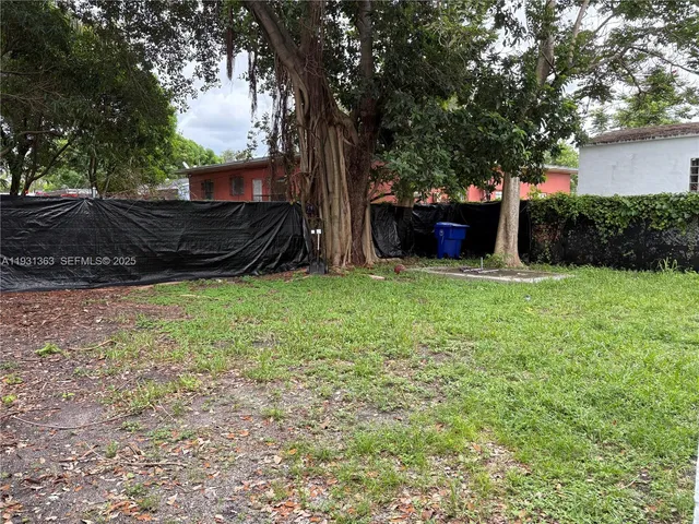 a view of front of a house with a yard