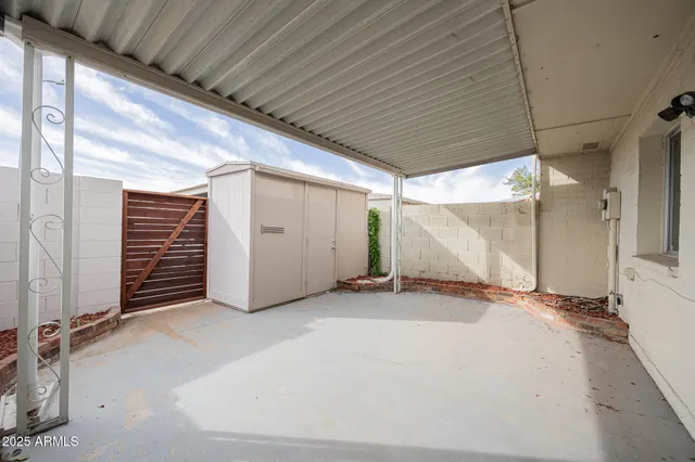 a view of a backyard