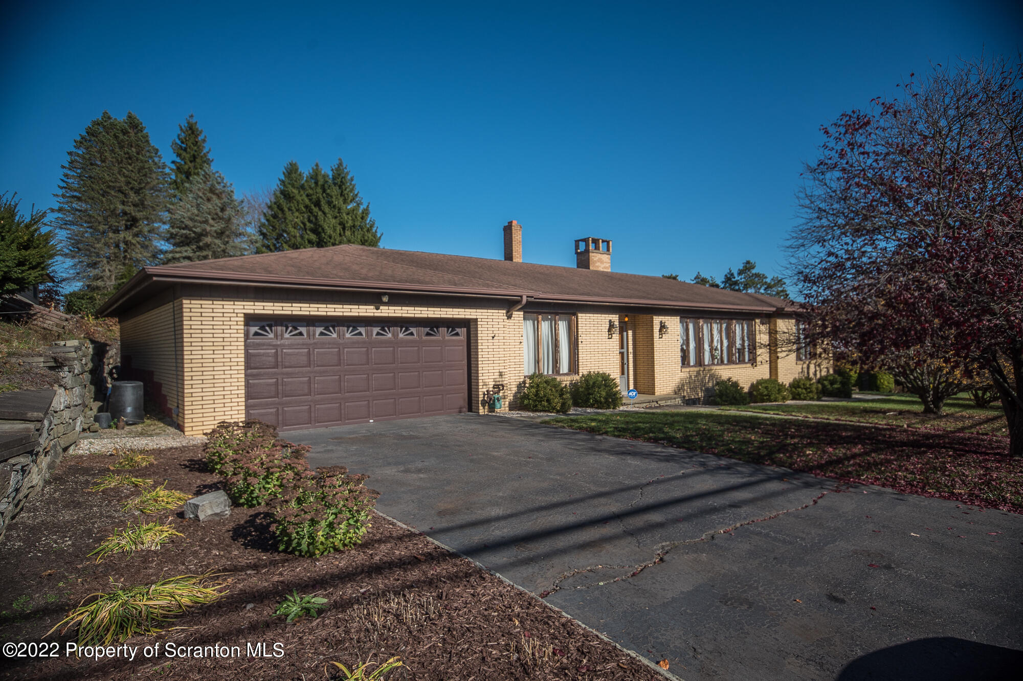 142 Fallbrook Street Carbondale, PA 18407 - Photo 3 of 43