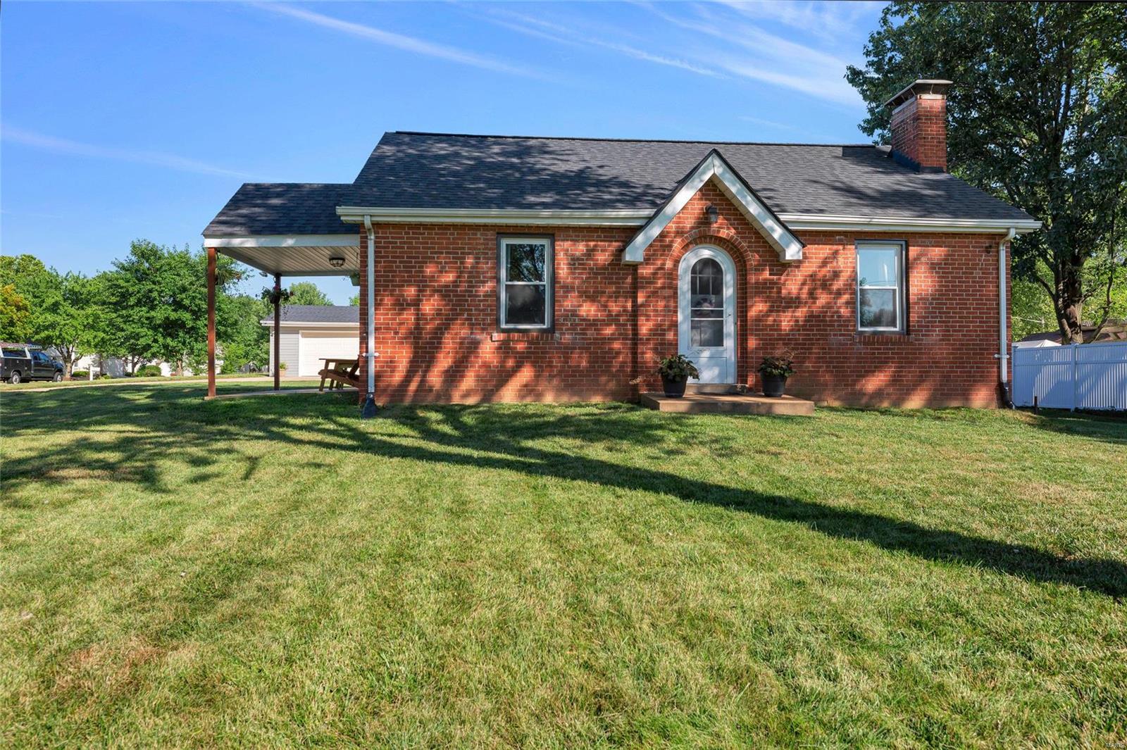 3235 Ringer Road St. Louis, MO 63125 - Photo 1 of 28 Gallery Image 1