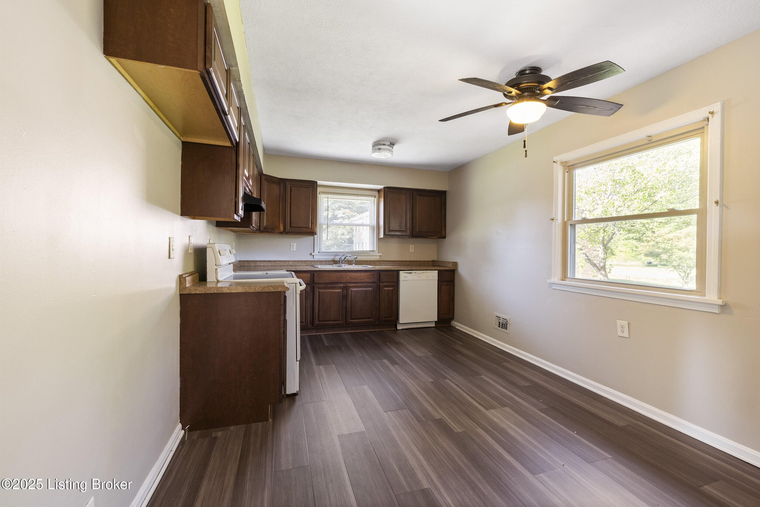 8816 Moody Road Louisville, KY 40219 - Photo 14 of 36 3U8A3574