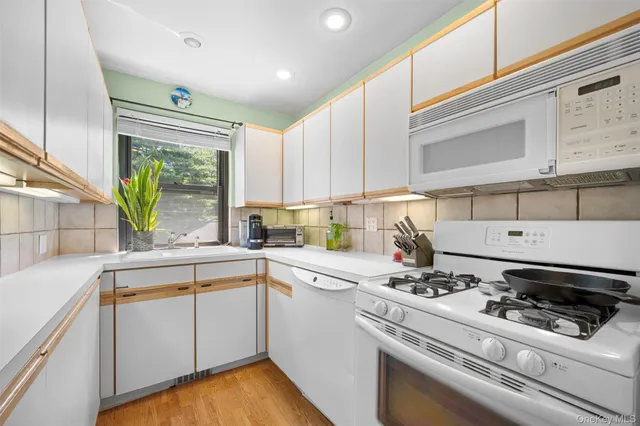 $289,000 | 29 West Mill Drive, Unit 10A, Great Neck, NY 11021