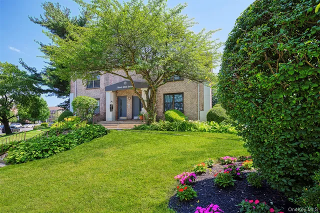 $289,000 | 29 West Mill Drive, Unit 10A, Great Neck, NY 11021