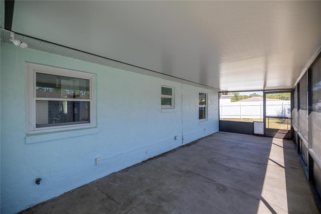 7191 Hemlock Road Ocala, FL 34472 - Photo 25 of 34 an empty room with windows