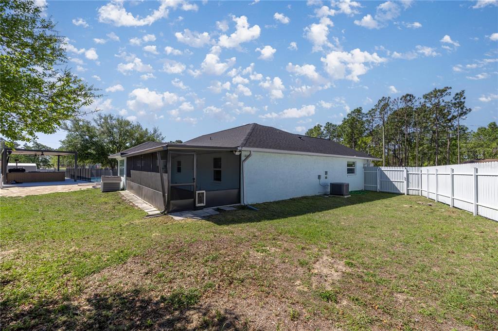 7191 Hemlock Road Ocala, FL 34472 - Photo 26 of 34 a backyard of a house