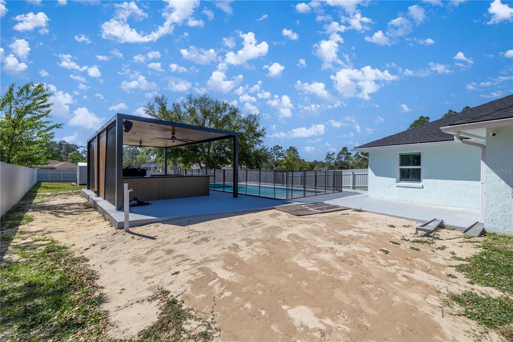 7191 Hemlock Road Ocala, FL 34472 - Photo 27 of 34 a view of a backyard with large tree