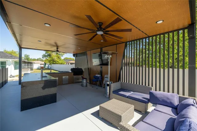 a view of a backyard