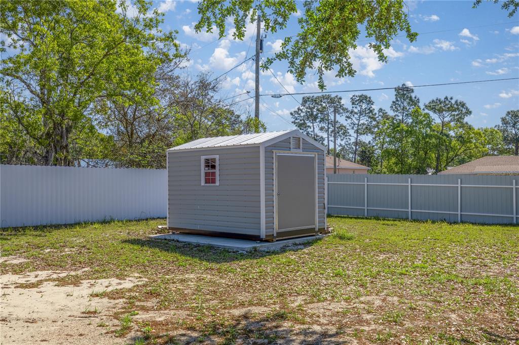 7191 Hemlock Road Ocala, FL 34472 - Photo 32 of 34 a view of a backyard
