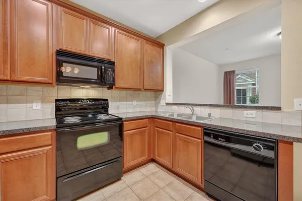 a view of a chandelier in big room and chandelier
