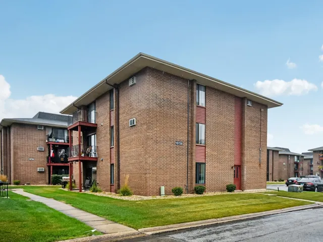 $149,900 | 15728 Terrace Drive, Unit RO1, Oak Forest, IL 60452