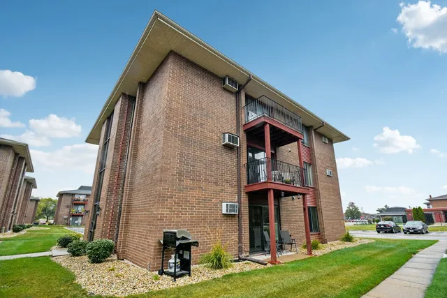 $149,900 | 15728 Terrace Drive, Unit RO1, Oak Forest, IL 60452