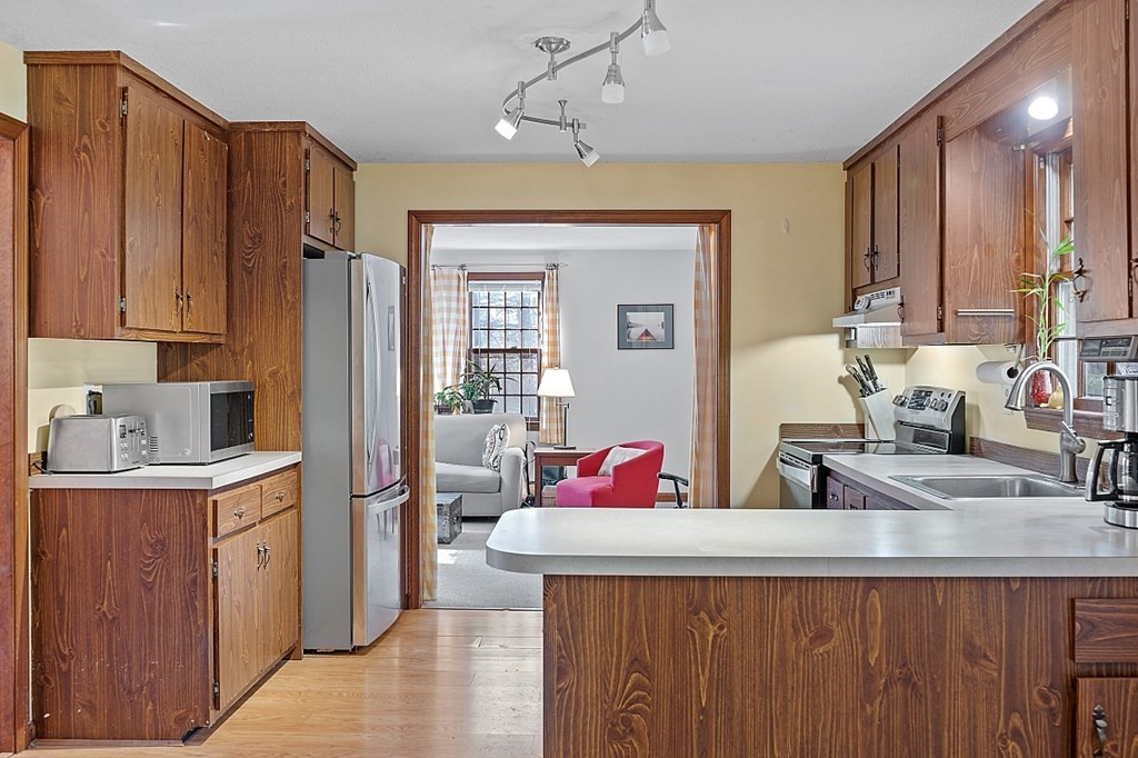 37 Freeman Road Chelmsford, MA 01824 - Photo 6 of 33