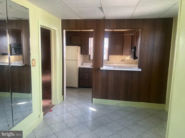 a view of entryway with mirror and shower