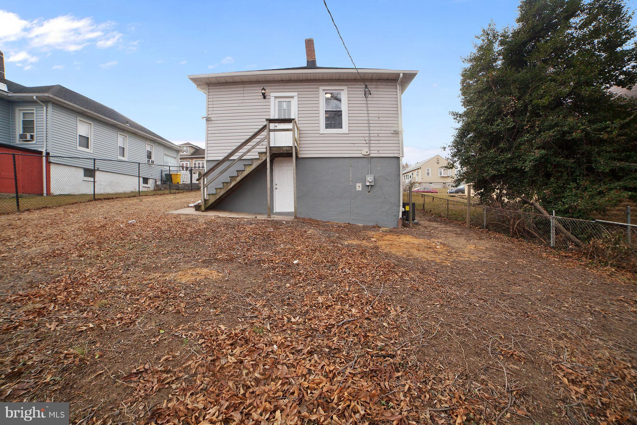 114 West Edgevale Road Baltimore, MD 21225 - Photo 4 of 22 a front view of house with yard