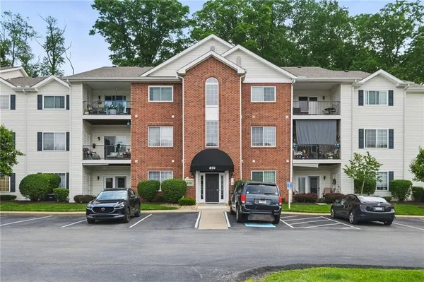 $239,600 | 850 Hidden Ridge Court, Unit 101, South Park, PA 15129