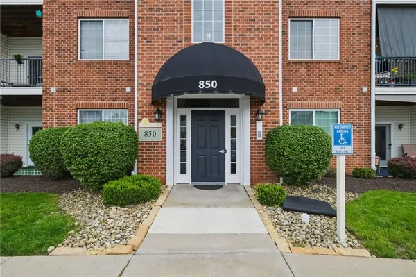 $239,600 | 850 Hidden Ridge Court, Unit 101, South Park, PA 15129