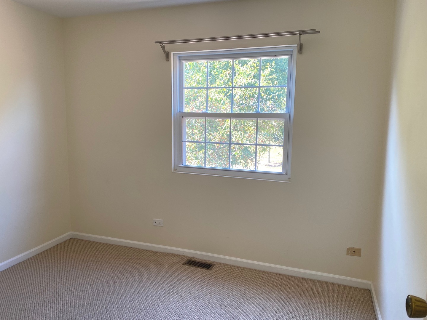 247 Ascot Lane Streamwood, IL 60107 - Photo 16 of 21 an empty room with a window