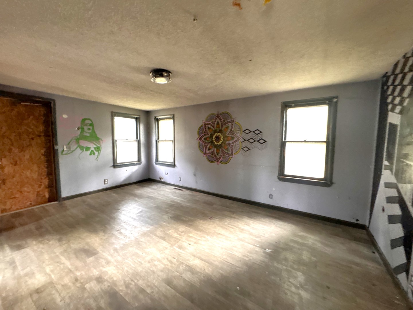 1221 June Street Kewanee, IL 61443 - Photo 4 of 7 an empty room with windows