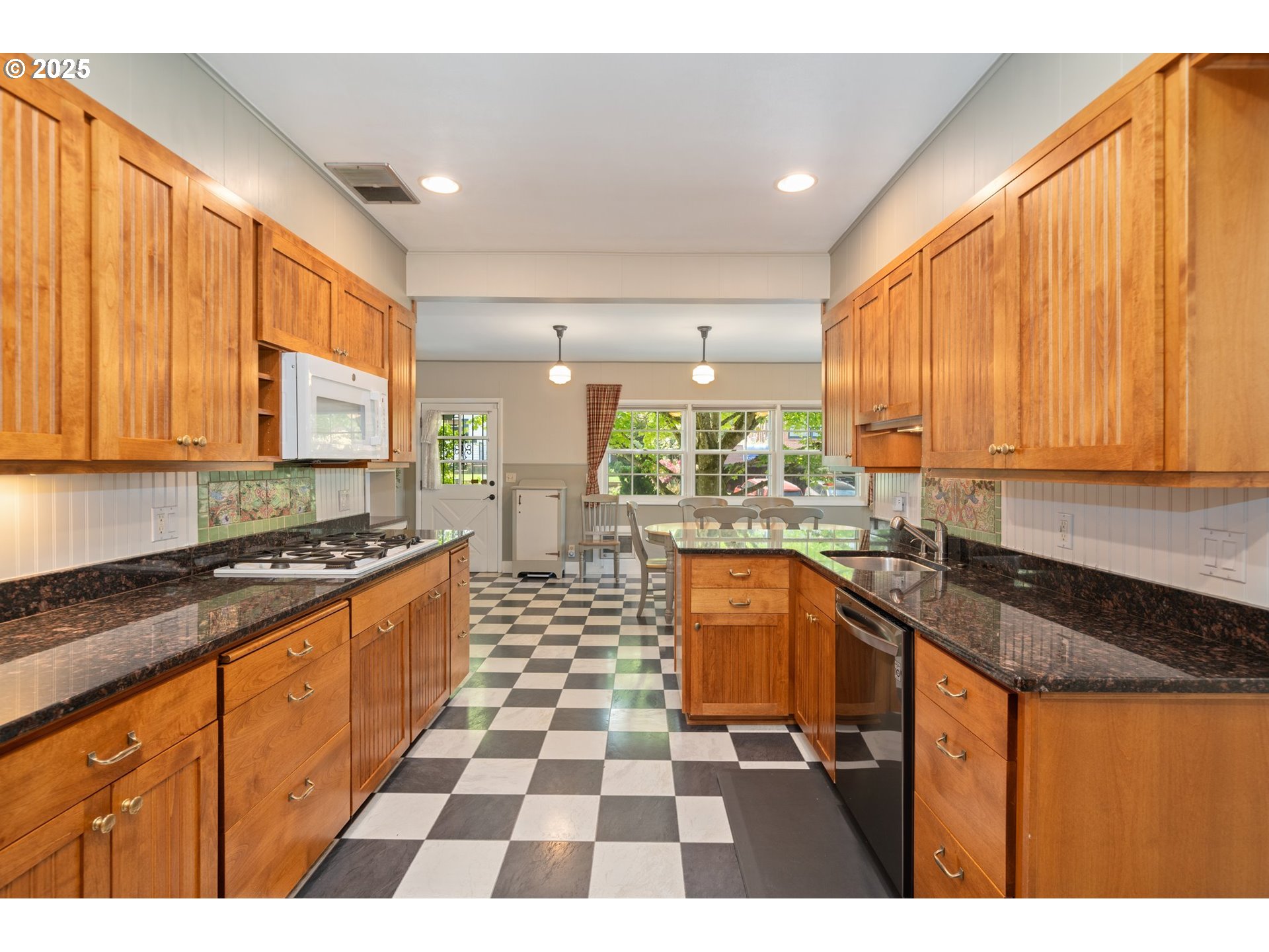 660 Southwest Evans Street Portland, OR 97219 - Photo 4 of 36