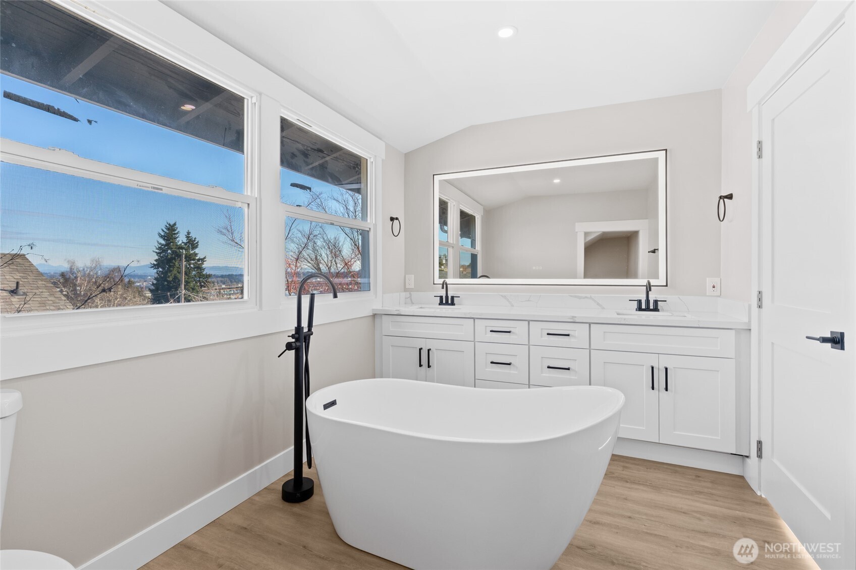 4228 Eastern Avenue North Seattle, WA 98103 - Photo 12 of 26