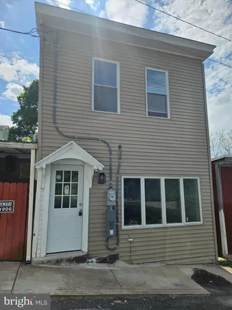 $1,050 | 319 South 6th Street, Pottsville, PA 17901