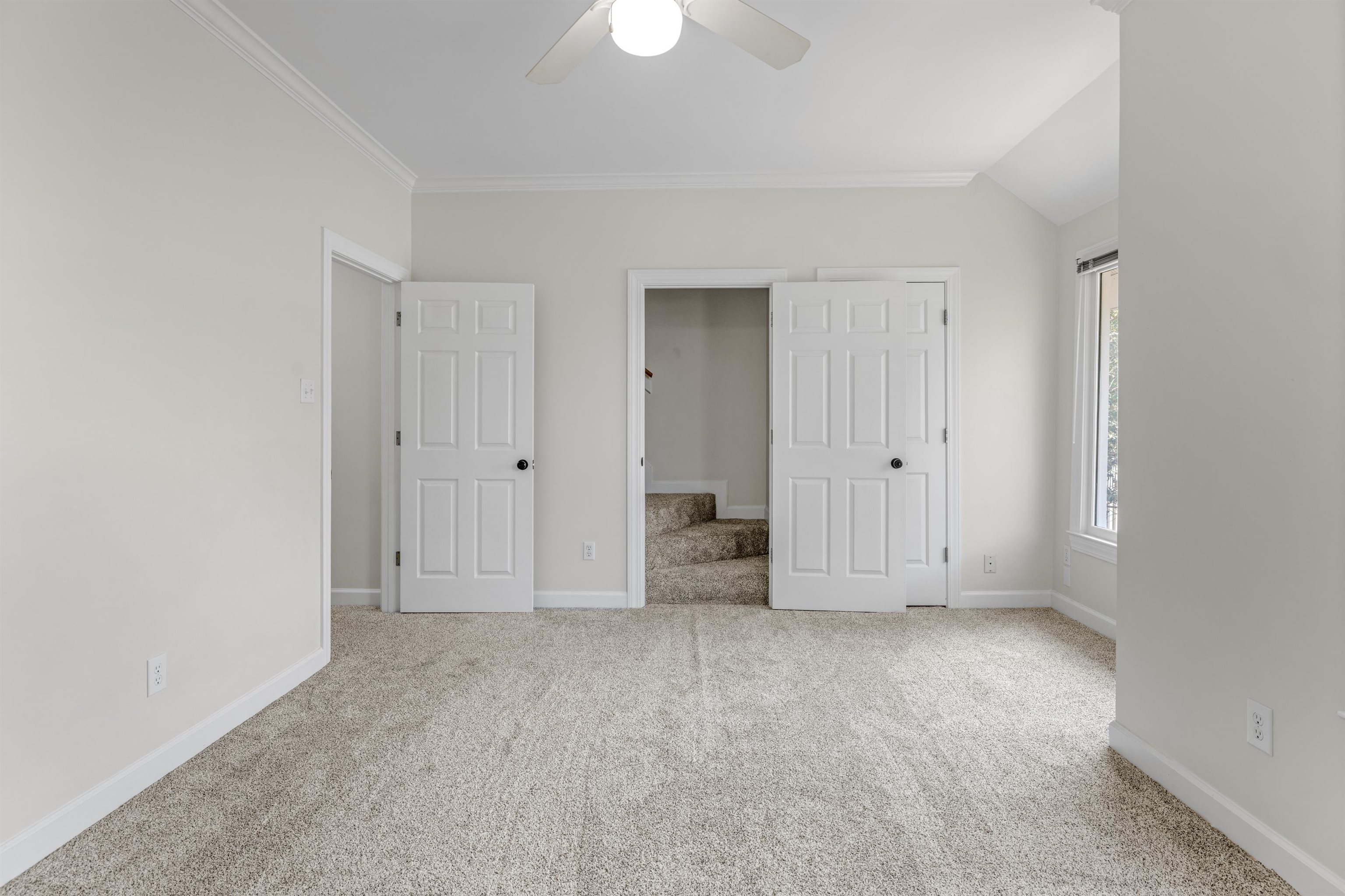 921 Harbor View Drive Memphis, TN 38103 - Photo 5 of 33 Neutral-toned carpeting throughout