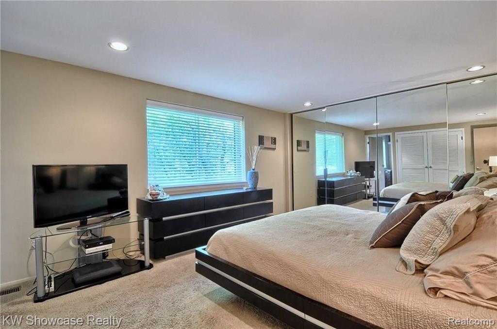 30654 High Valley Road Farmington Hills, MI 48331 - Photo 22 of 43