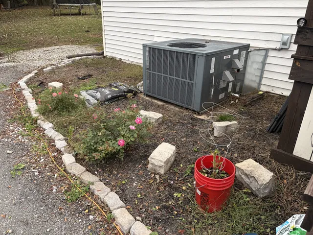 a view of a house with backyard