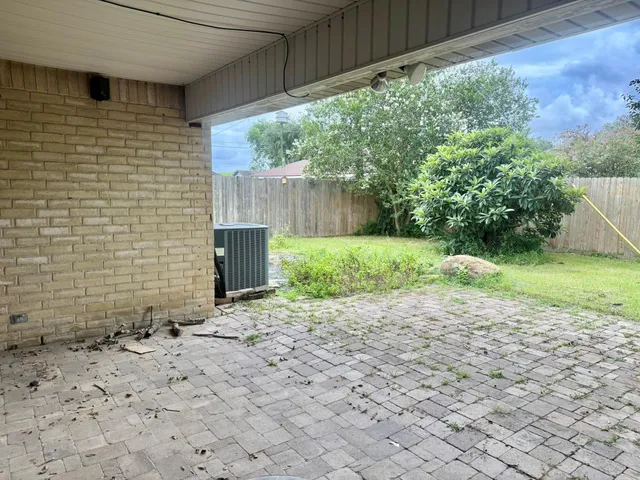 a view of a backyard with pathway