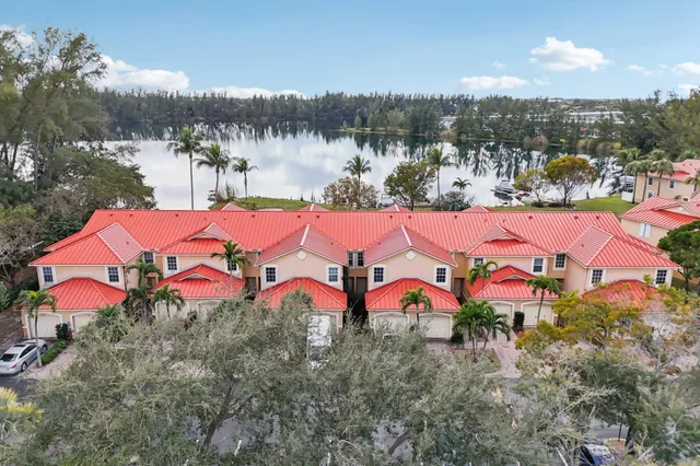 $424,900 | 4065 Crystal Lake Drive, Deerfield Beach, FL 33073