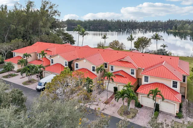 $424,900 | 4065 Crystal Lake Drive, Deerfield Beach, FL 33073