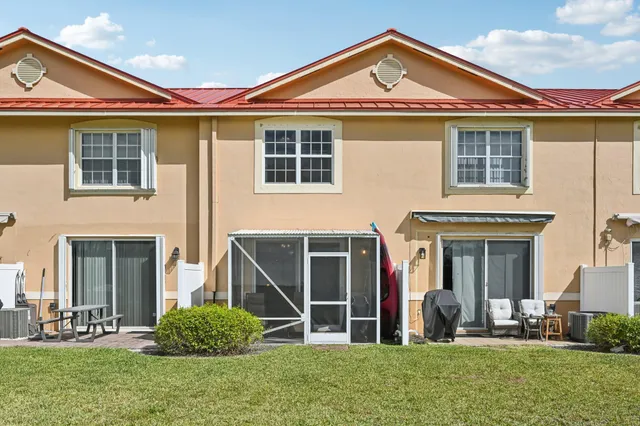 $424,900 | 4065 Crystal Lake Drive, Deerfield Beach, FL 33073