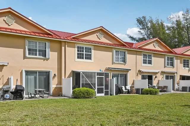 $424,900 | 4065 Crystal Lake Drive, Deerfield Beach, FL 33073