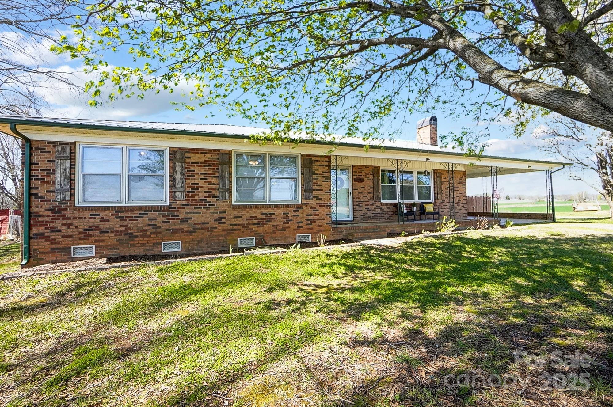 976 Pointview Lane Lincolnton, NC 28092 - Photo 3 of 43 front view of a house with a yard