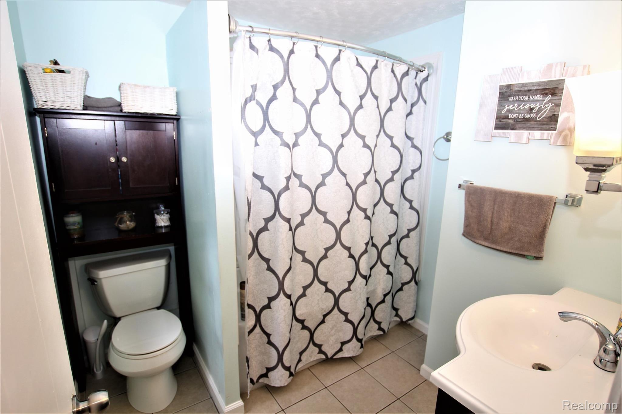 402 East Road Holly, MI 48442 - Photo 12 of 15 bathroom.jpg