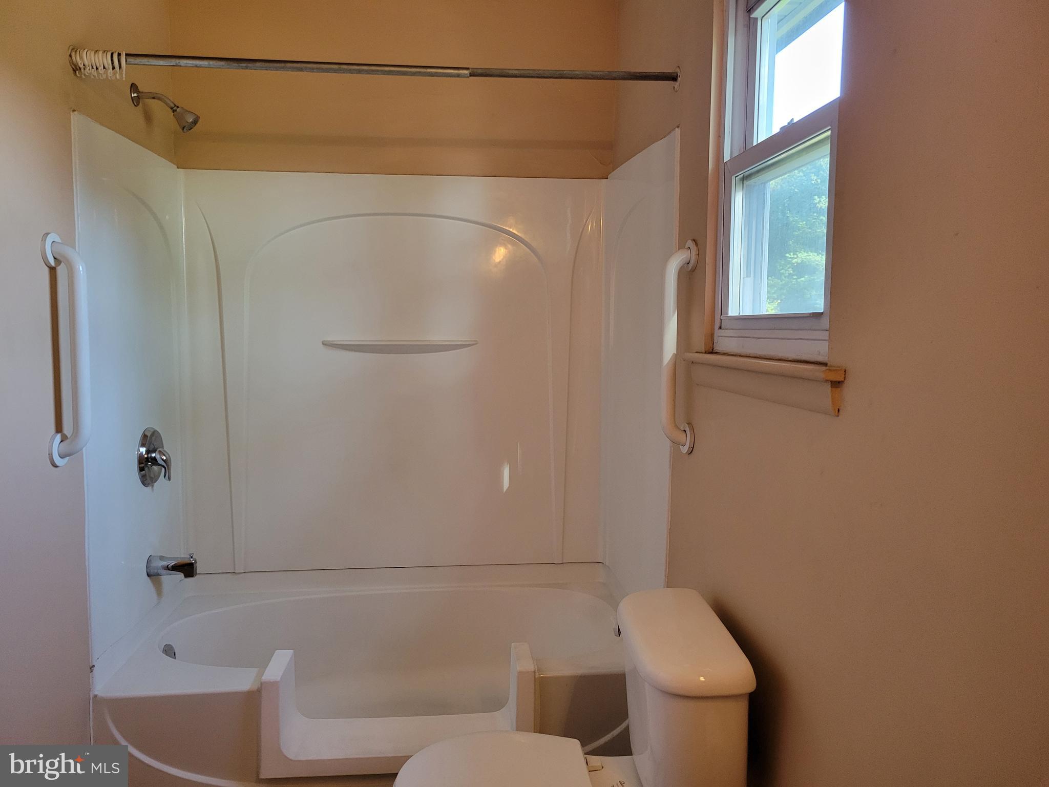 422 Apple Road Beverly, NJ 08010 - Photo 23 of 29 Full Bath w Walk-in Tub