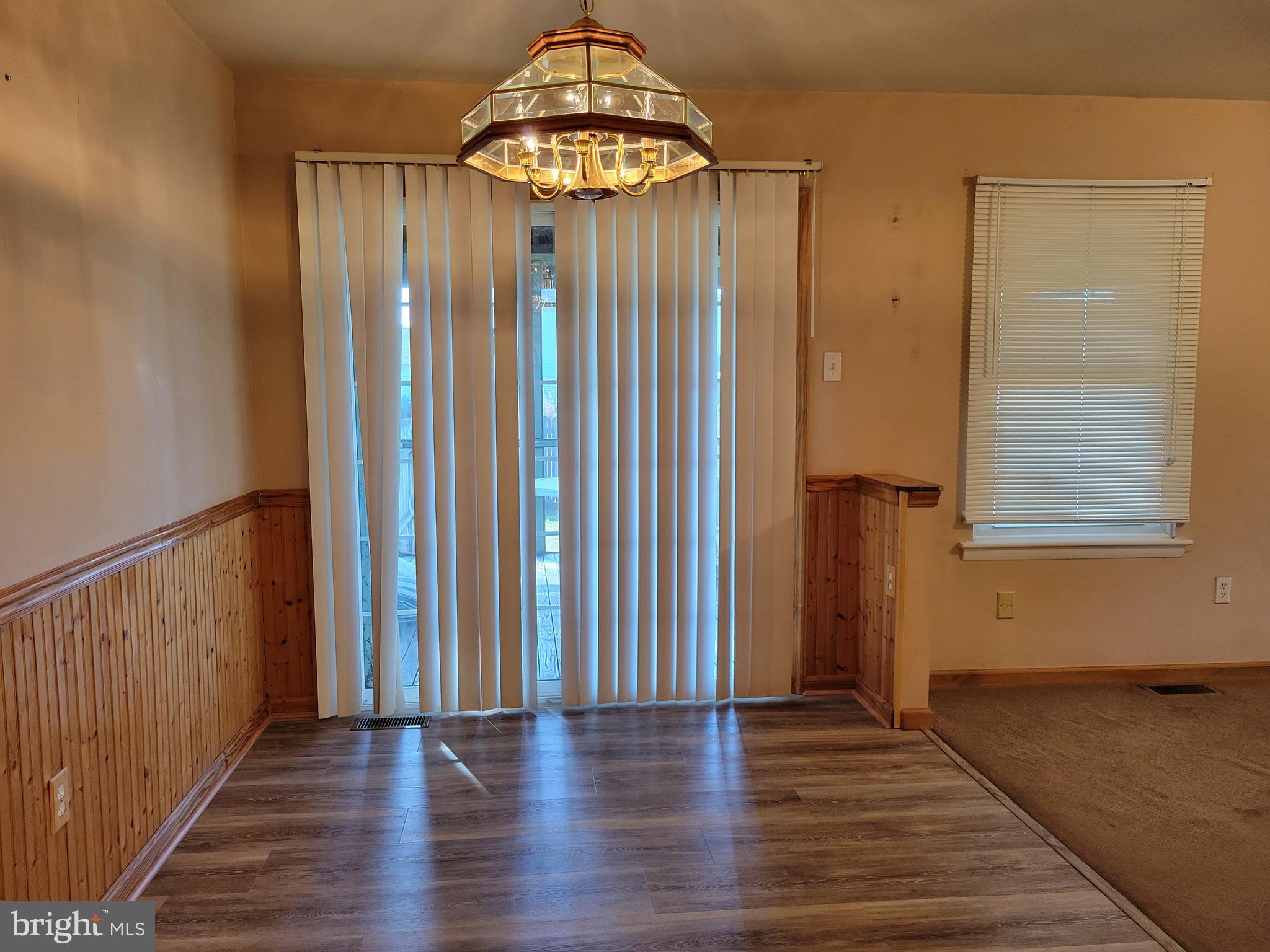 422 Apple Road Beverly, NJ 08010 - Photo 9 of 29 Breakfast Rm, Slider to Scned in Porch & Family Rm