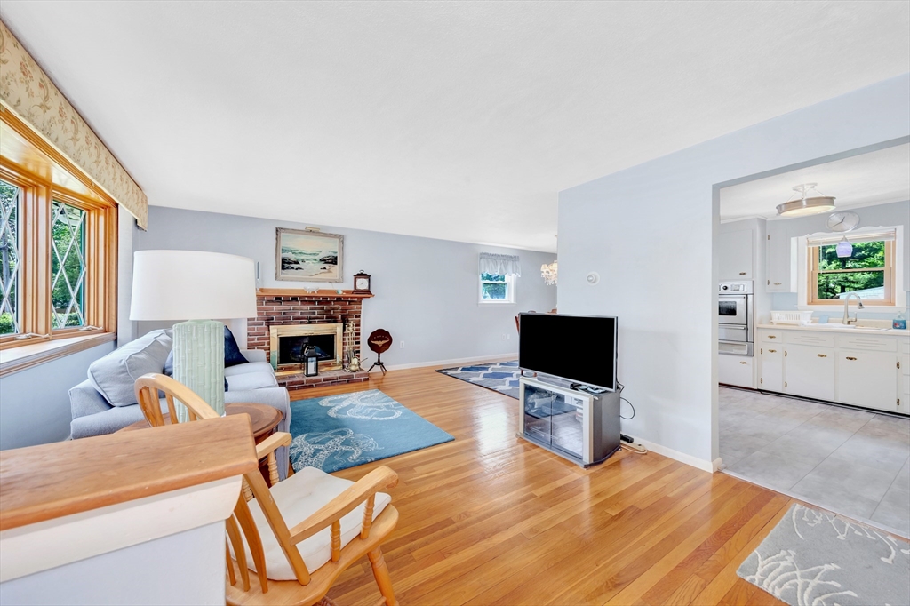 18 Surrey Road Woburn, MA 01801 - Photo 4 of 30 Gallery Image 4