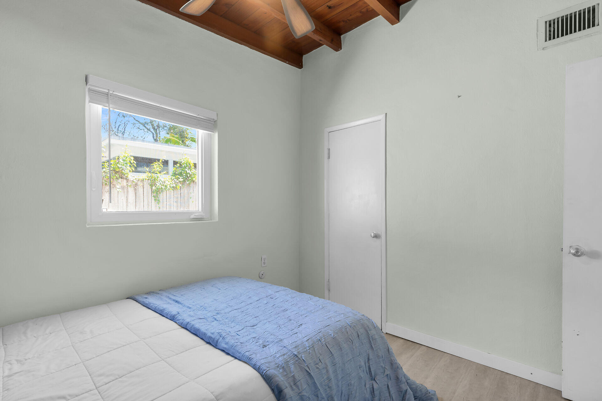 10 Dolphin Road Key Largo, FL 33037 - Photo 25 of 55 a bedroom with a bed and a window
