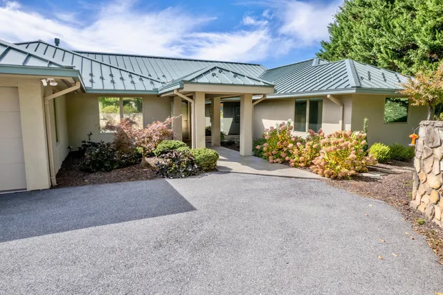 a view of a living room