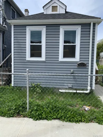 a view of a house with a small yard and plants