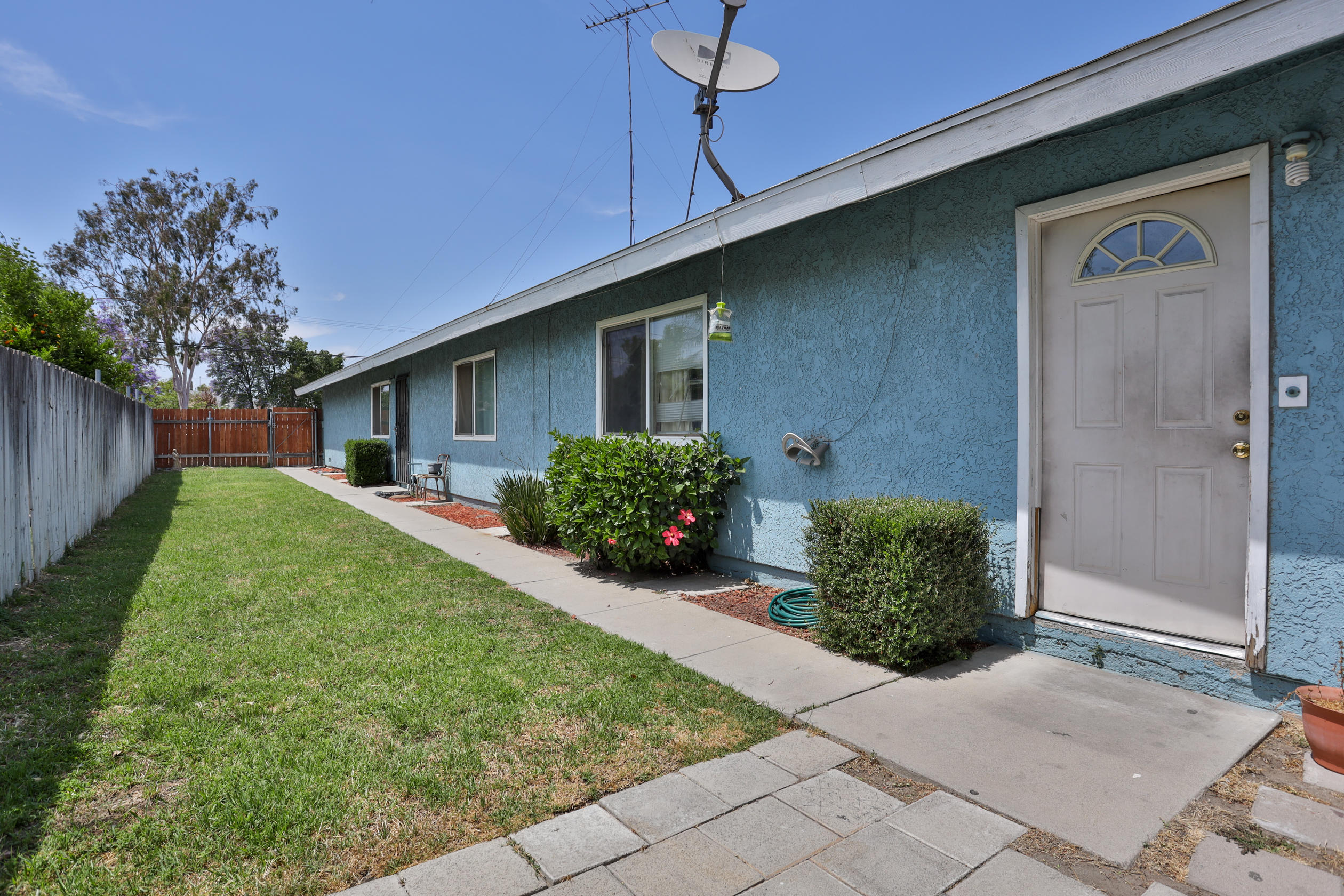 464 Riverside Avenue Rialto, CA 92376 - Photo 18 of 33 a front view of a house with garden