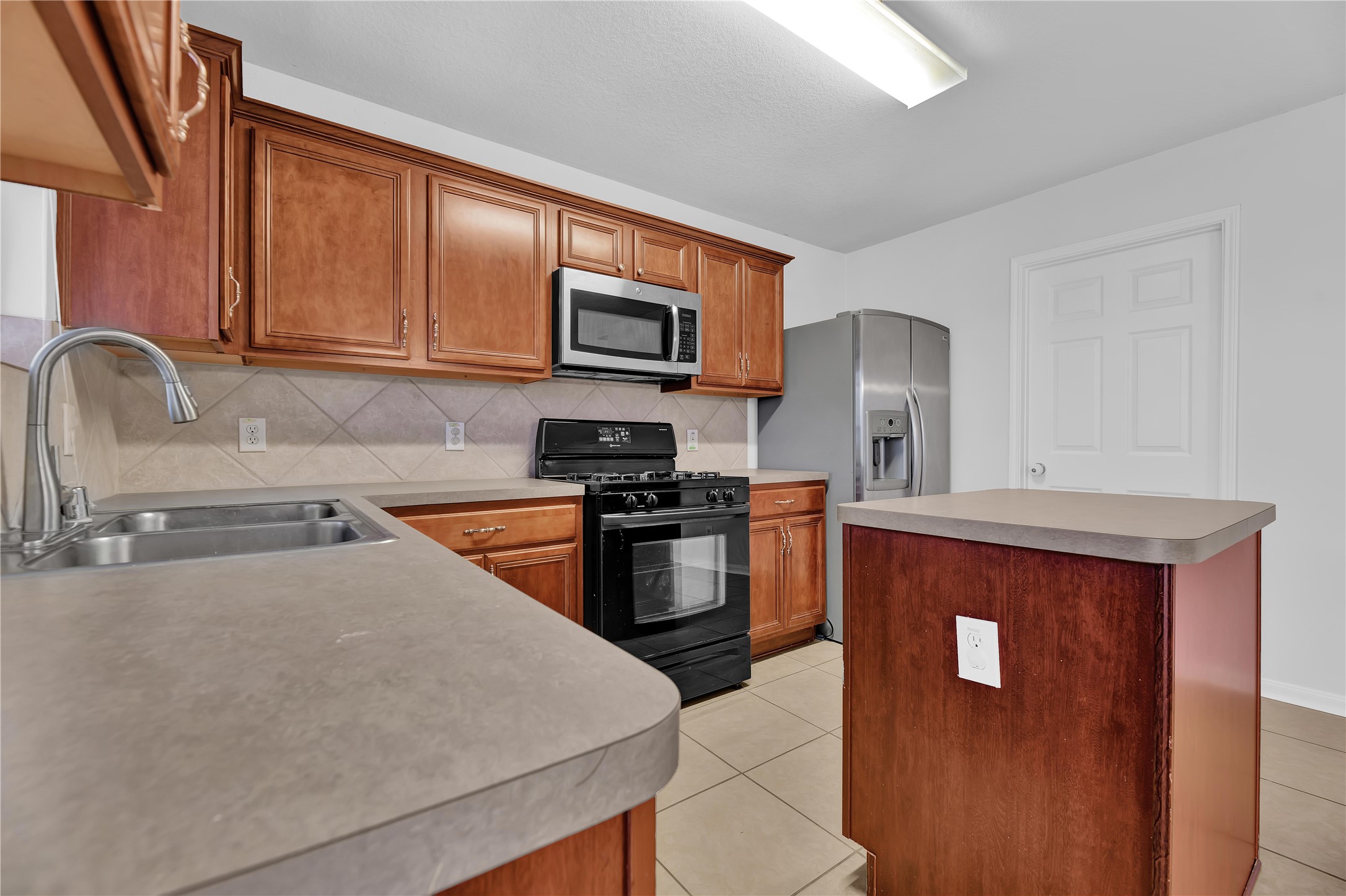 1906 Rock Ridge Drive Houston, TX 77049 - Photo 14 of 32