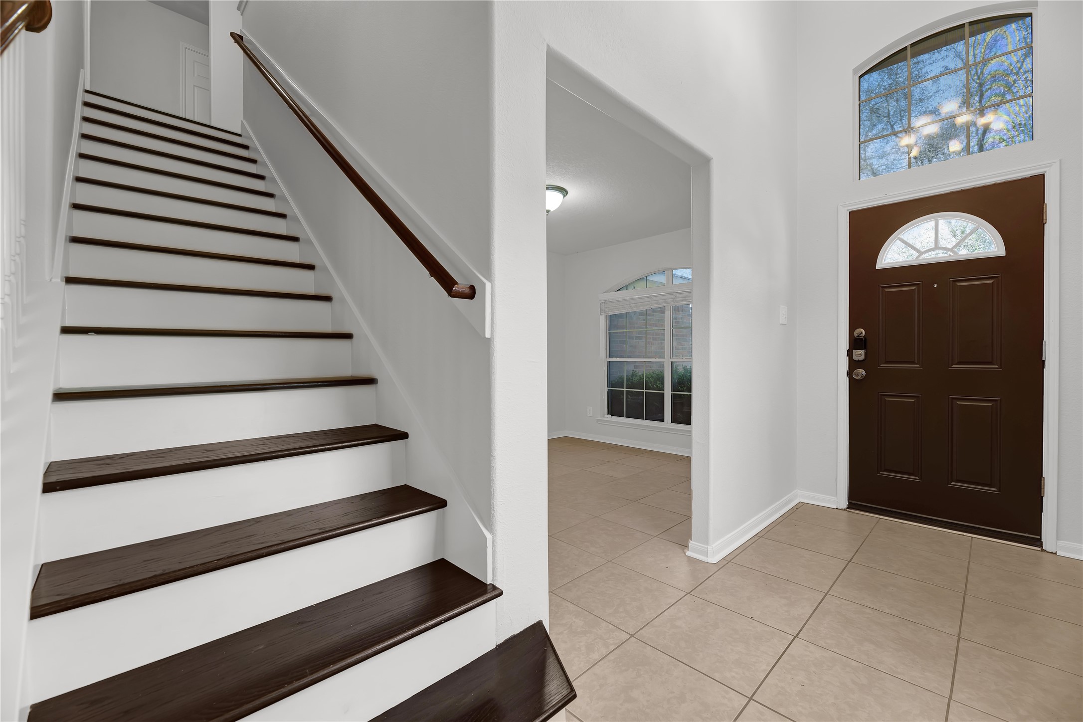 1906 Rock Ridge Drive Houston, TX 77049 - Photo 3 of 32 Inviting entryway